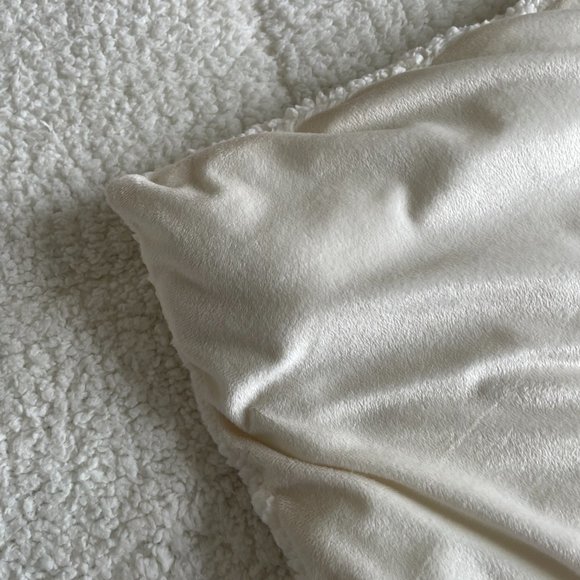 Full Size Ivory/Off-White Sherpa Comforter - Picture 6 of 10